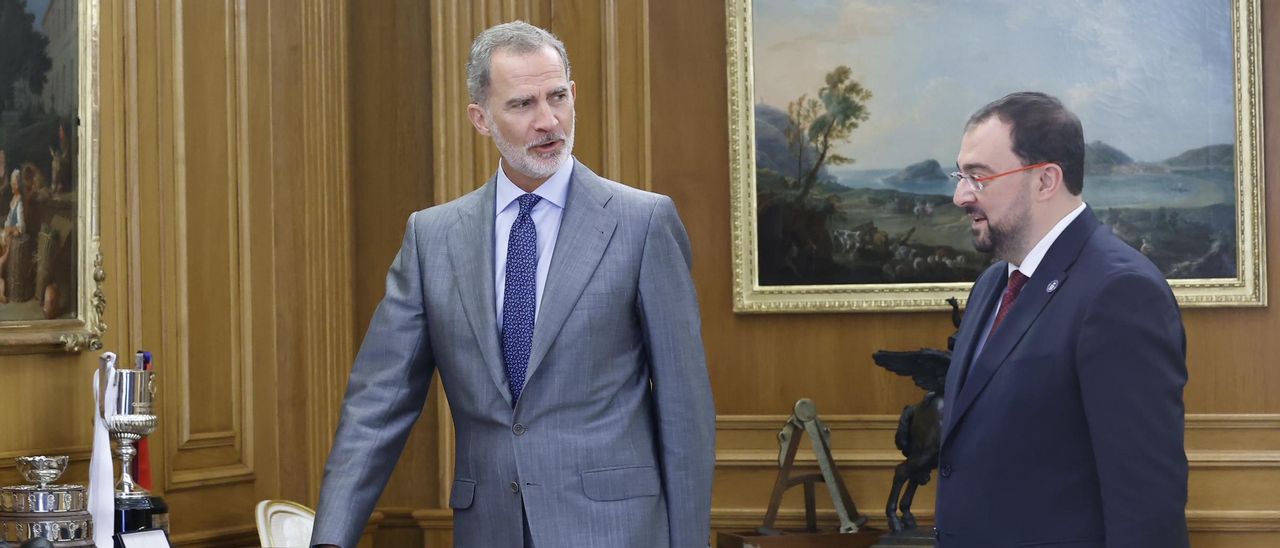 Felipe VI y Adrián Barbón, esta mañana, en el palacio de La Zarzuela.