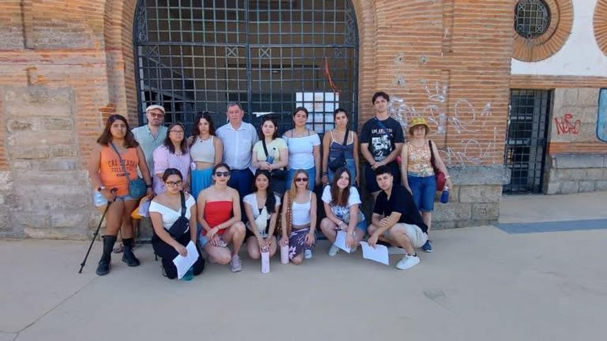 Fotogalería | Estudiantes de California conocen la Ruta de la Represión Franquista en Cáceres