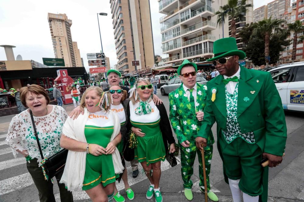 Las calles de la zona de pubs ingleses se tiñen de una marea verde que, como es tradición, conmemora esta fiesta irlandesa por todo lo alto