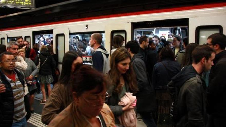 Aglomeracions per la vaga al metro de Barcelona