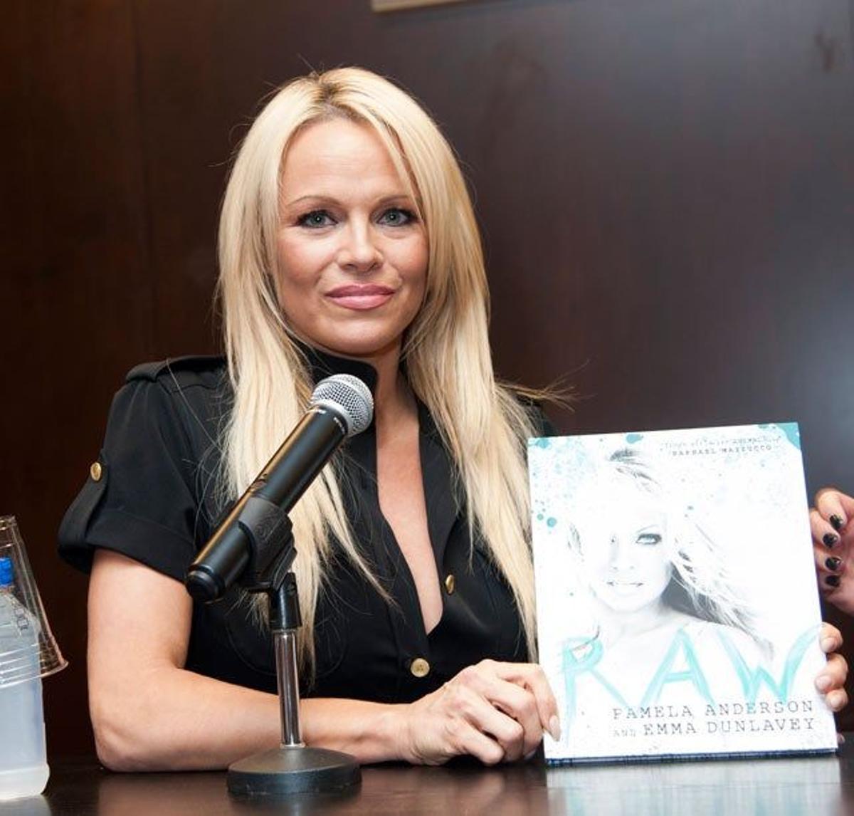 Pamela Anderson ha estado firmando su libro Raw en una conocida librería de Nueva York.