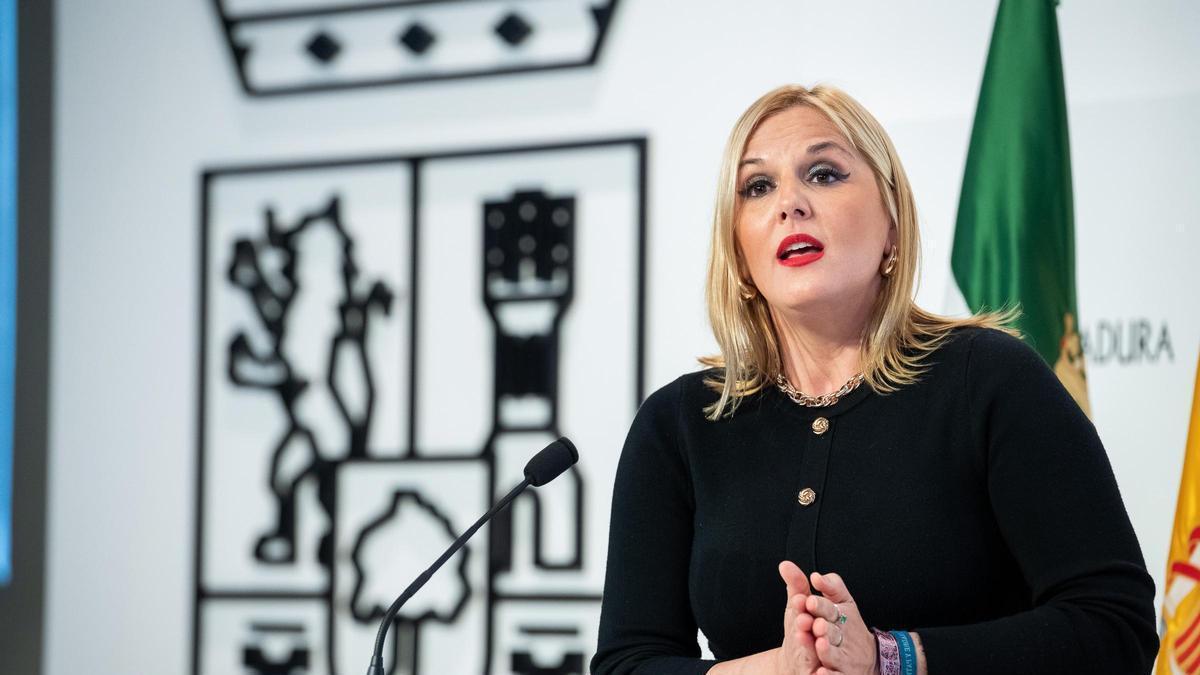 La portavoz de la Junta de Extremadura en funciones, Elena Manzano, en rueda de prensa tras el Consejo de Gobierno autonómico