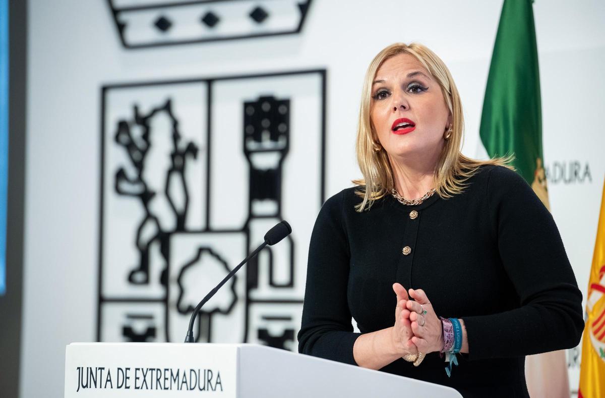 La portavoz de la Junta de Extremadura en funciones, Elena Manzano, en rueda de prensa tras el Consejo de Gobierno autonómico