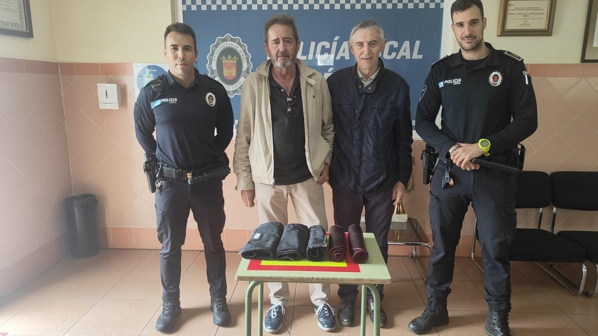 Los agentes de policía junto al joyero Juan Antonio Ortiz y su distribuidor, tras hacer entrega de los collares perdidos.