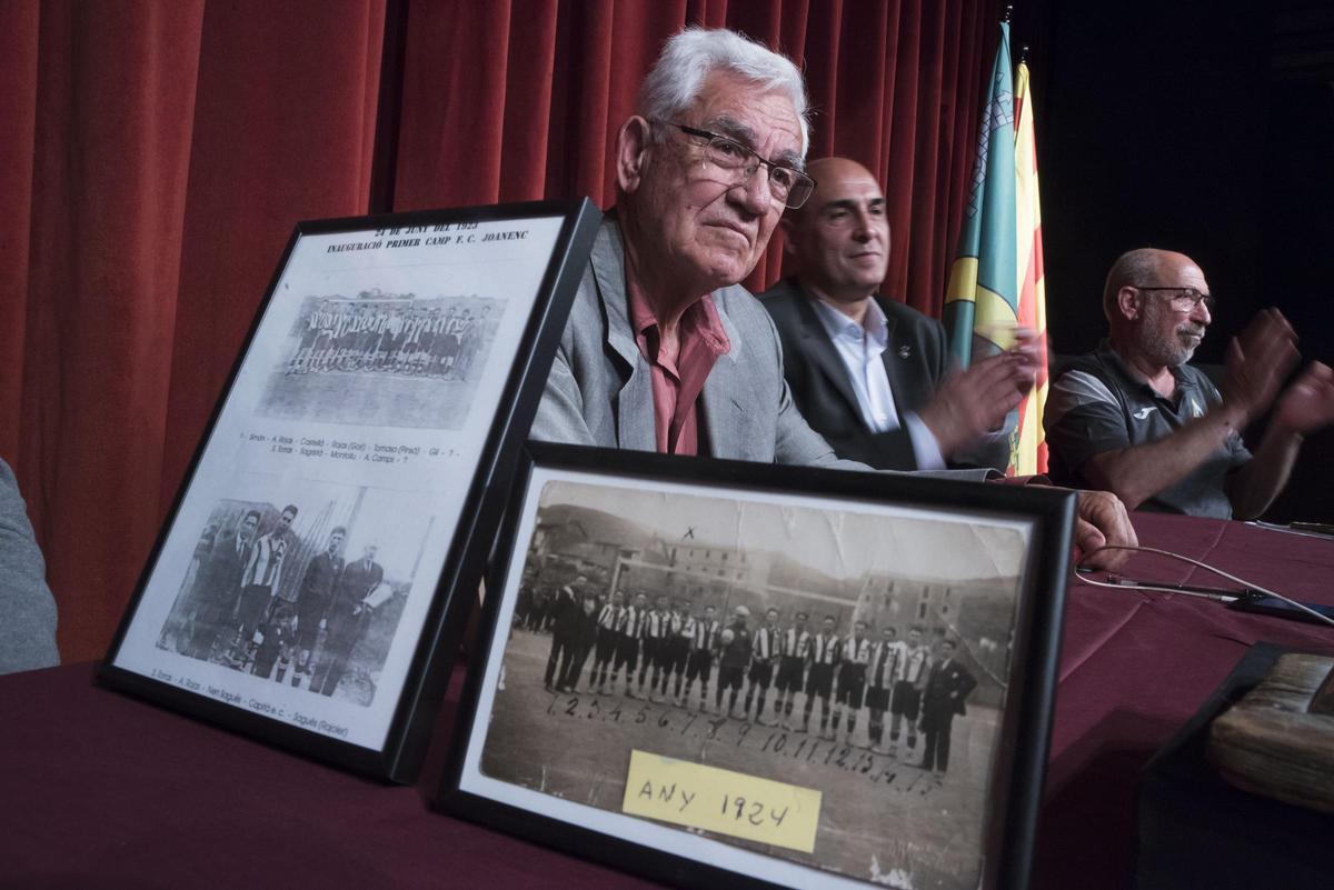 Antoni Camps, en primer terme, durant l'homenatge que va rebre dels santjoanencs el 2023