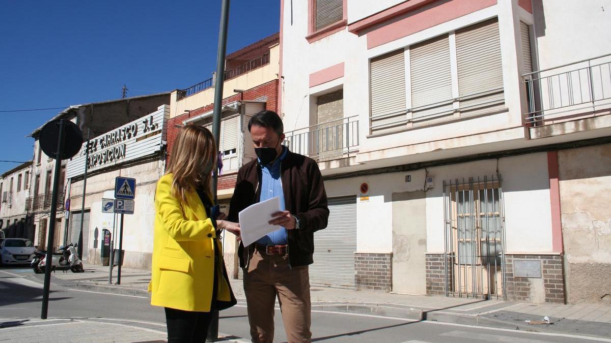 Los ediles del PP Rosa Medina y Fulgencio Gil donde reclaman la construcción del Centro de Salud de San Cristóbal.