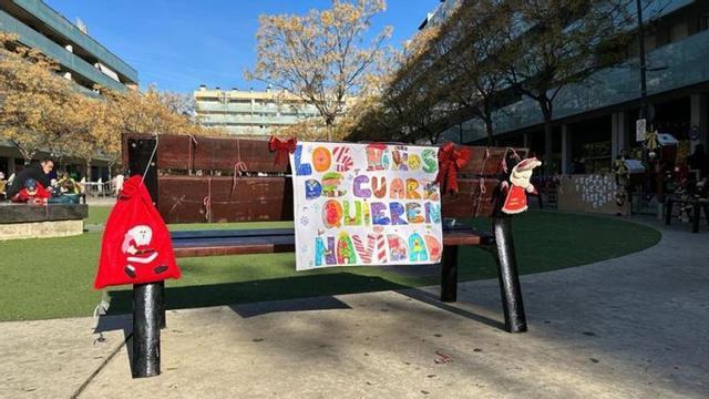 Varios vecinos y vecinas de Cuarte decoraron este sábado la plaza con adornos y reivindicaciones.