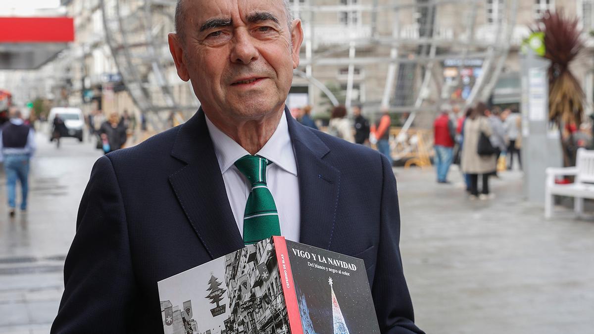 Ceferino de Blas, con el libro en sus manos, en Príncipe