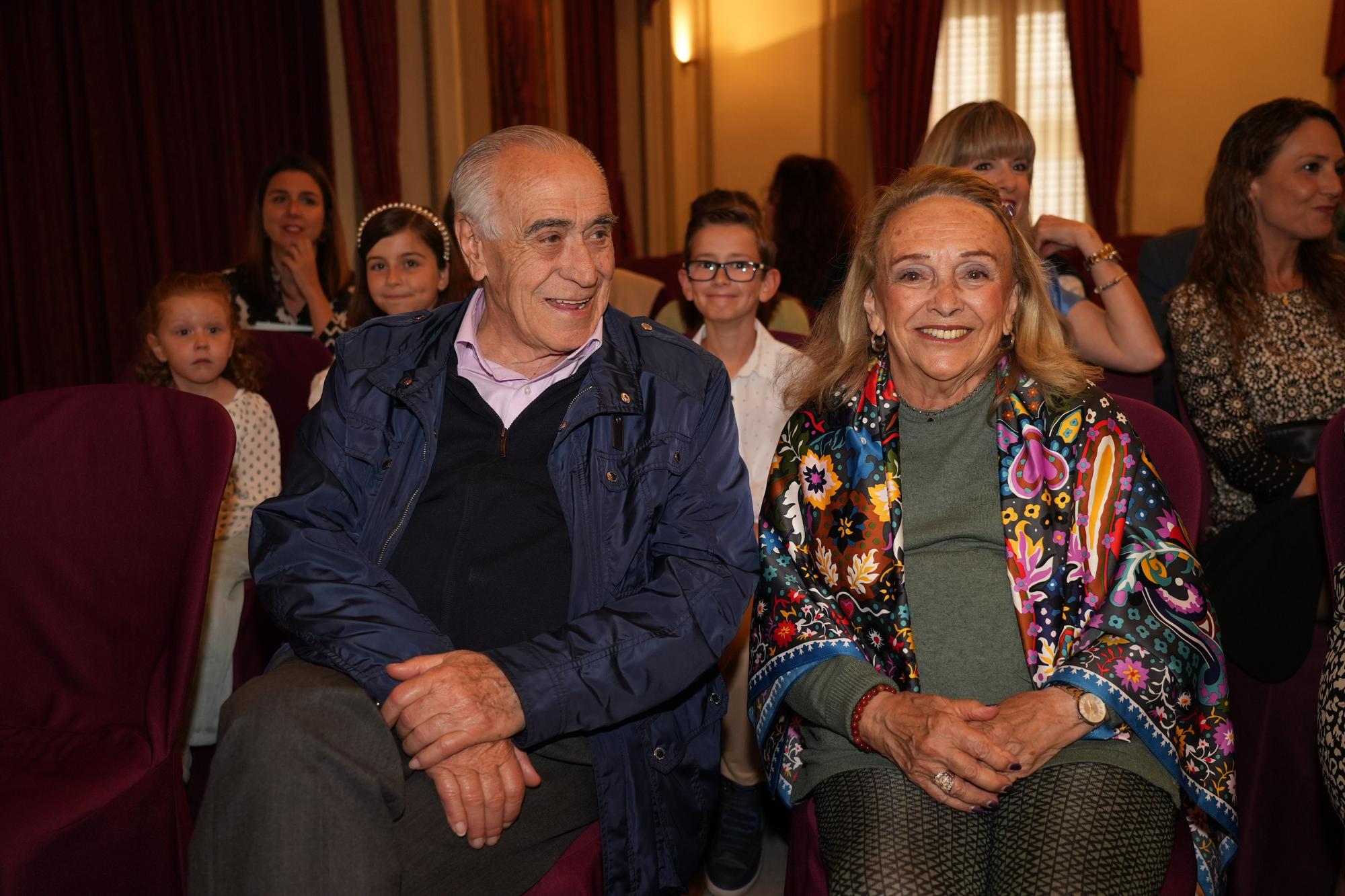 El pintor Forner entrega su retrato al maestro Tebar en el Casino Antiguo de Castelló