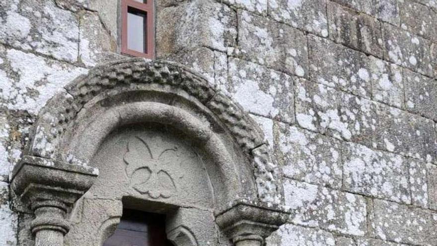 El autor, junto a una puerta románica de San Martiño. // Noé Parga