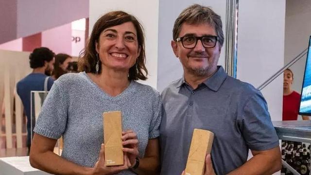 Gemma Pagès i Romà Pueyo, de Zephyr Boats, amb el premi Delta d’Or.