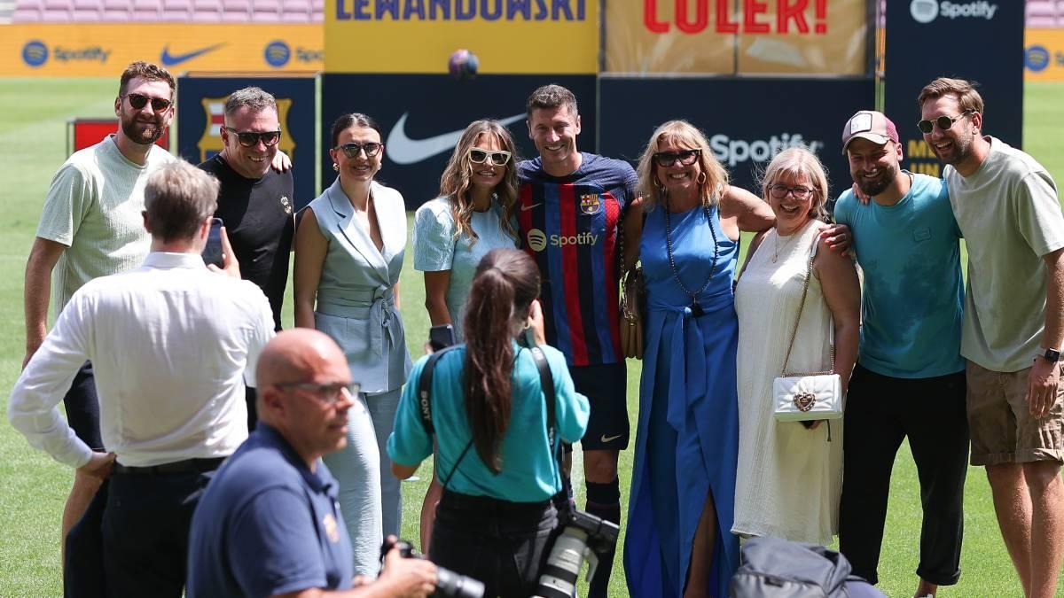 Lewandowski posa junto a familia y amigos en el Camp Nou