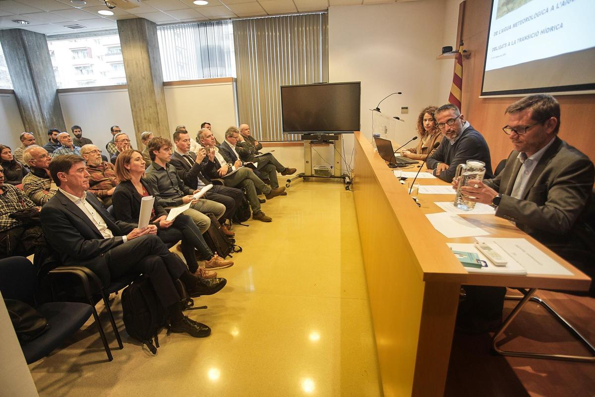 Alguns dels assistents a la taula rodona sobre la gestió de l'aigua escolten els ponents a l'auditori de la delegació gironina del Col·legi d'Enginyers Industrials de Catalunya