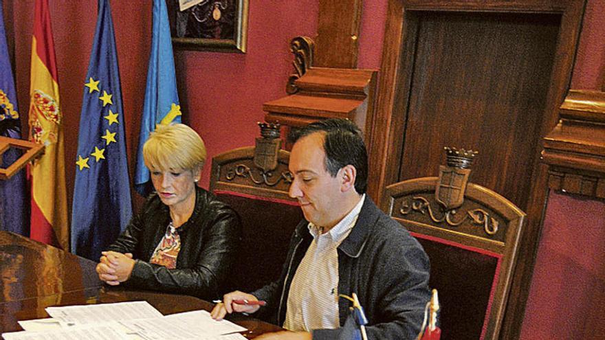 Sandra Medio y Alejandro Vega, firmando el convenio.