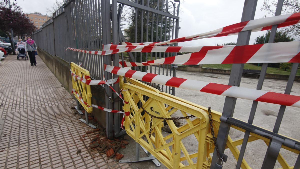 Estado en el que se encontraba este martes la puerta de acceso al parque Padre Pacífico.