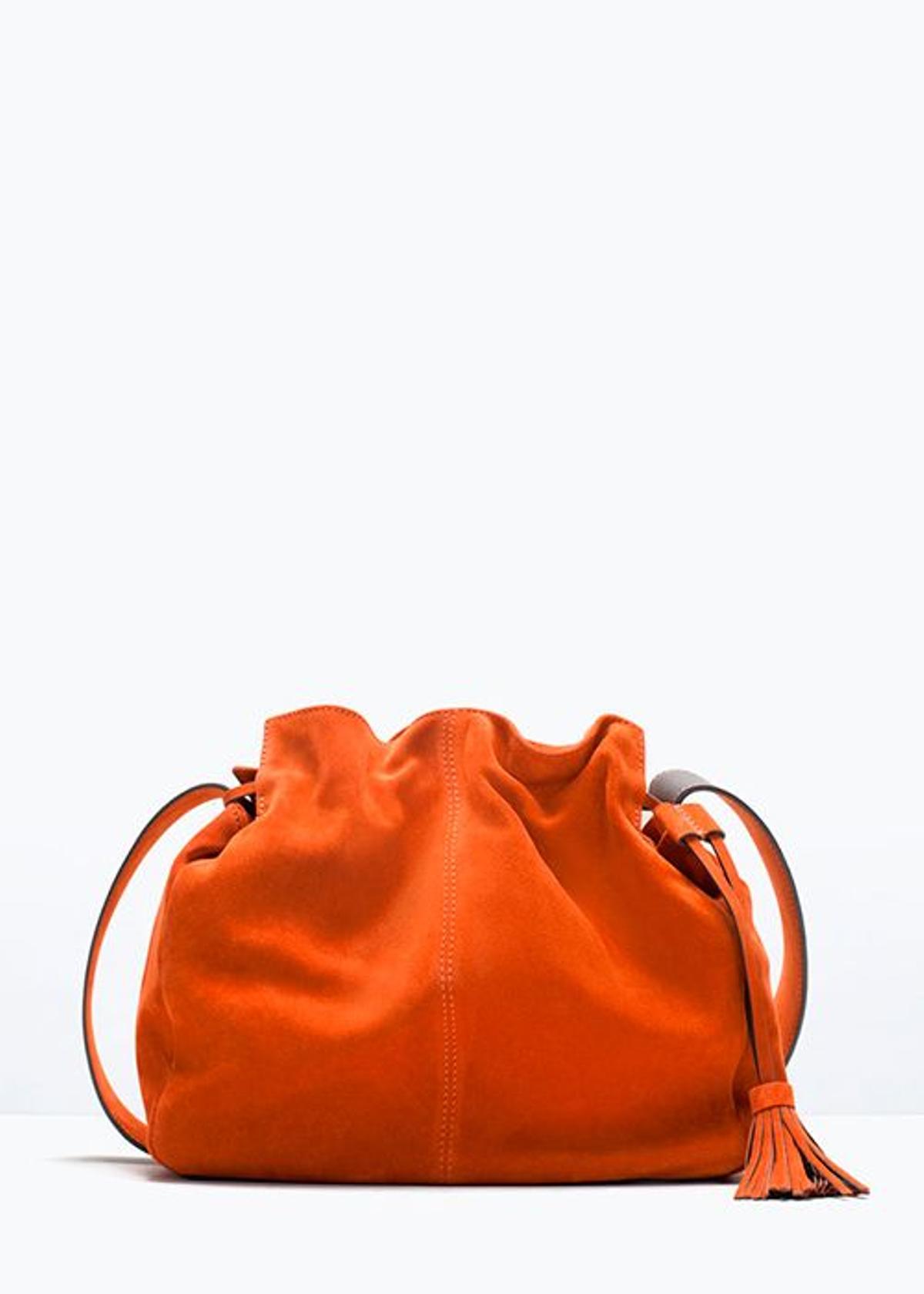 Bombonera de piel naranja con borla de Zara (39,99€)