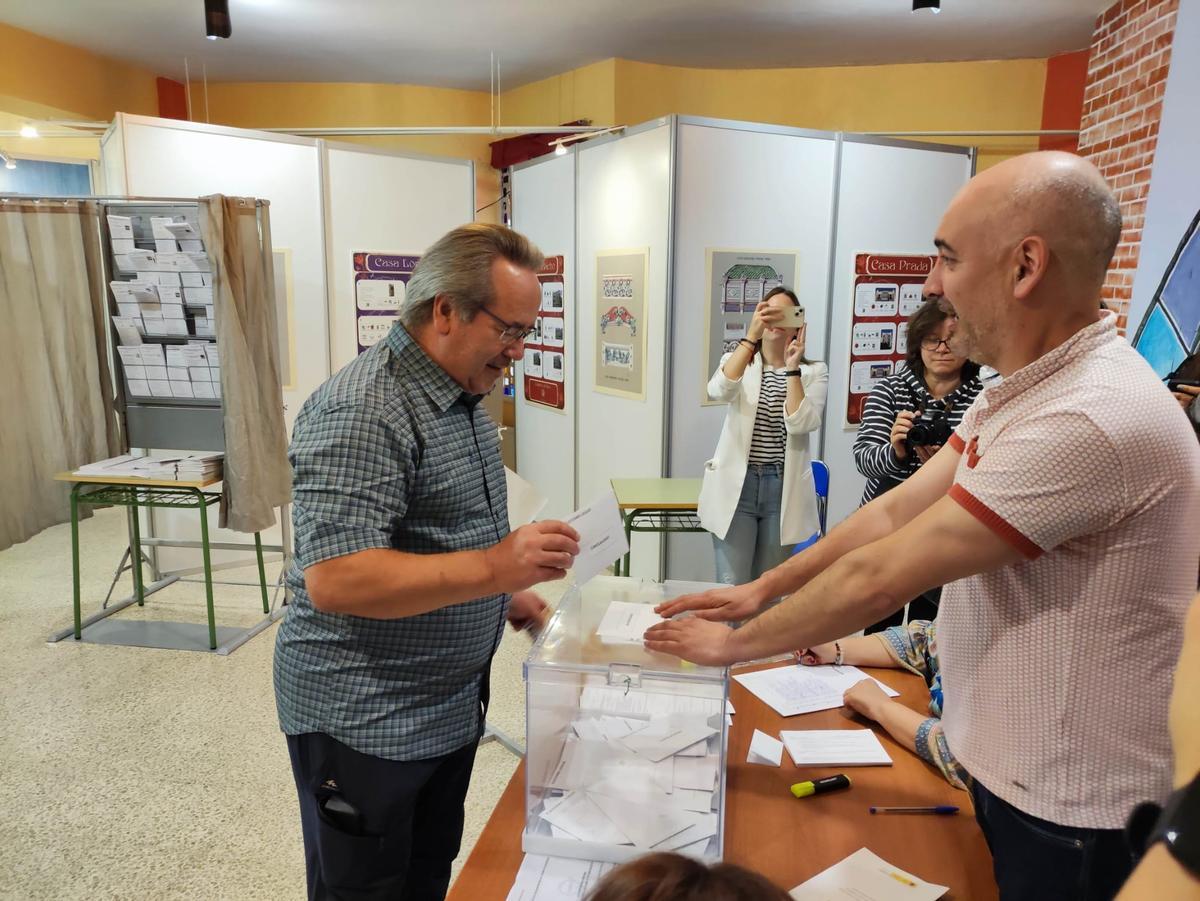 El candidato de IU a la Alcaldía de Zamora, Francisco Guarido, vota en el IES Maestro Haedo.