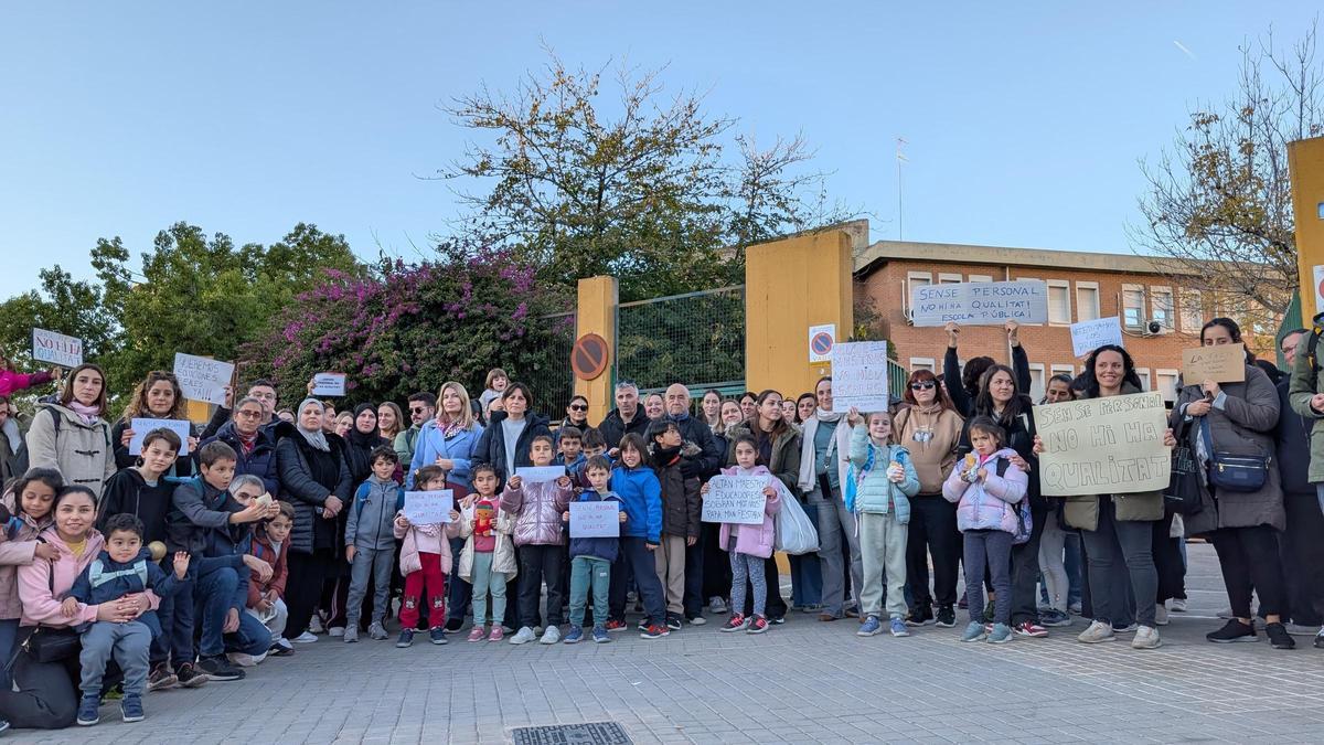 Protesta de las familias del Ceip Lluis Guarner por la falta de educadores en el centro.