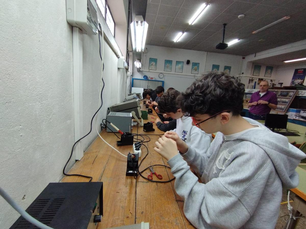 Taller de electrónica, con Daniel Caso al fondo.