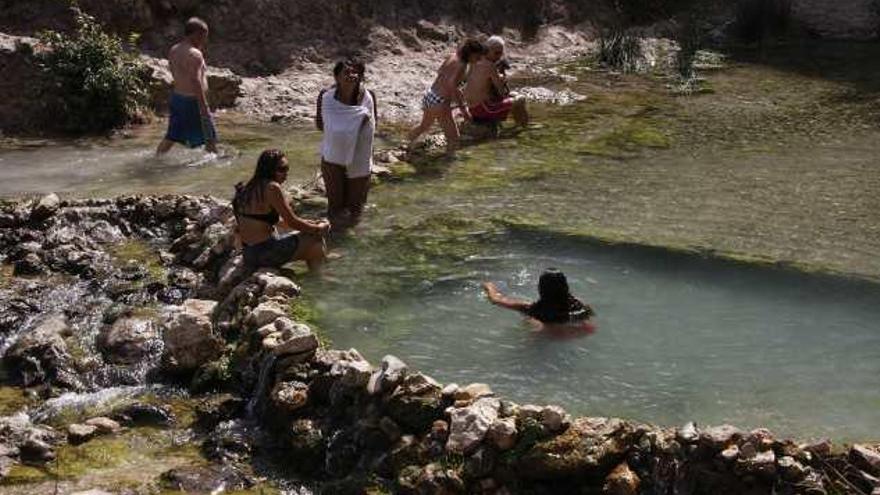 Las elevadas reservas del Molinar permiten que el agua mane al río, para disfrute de los bañistas.