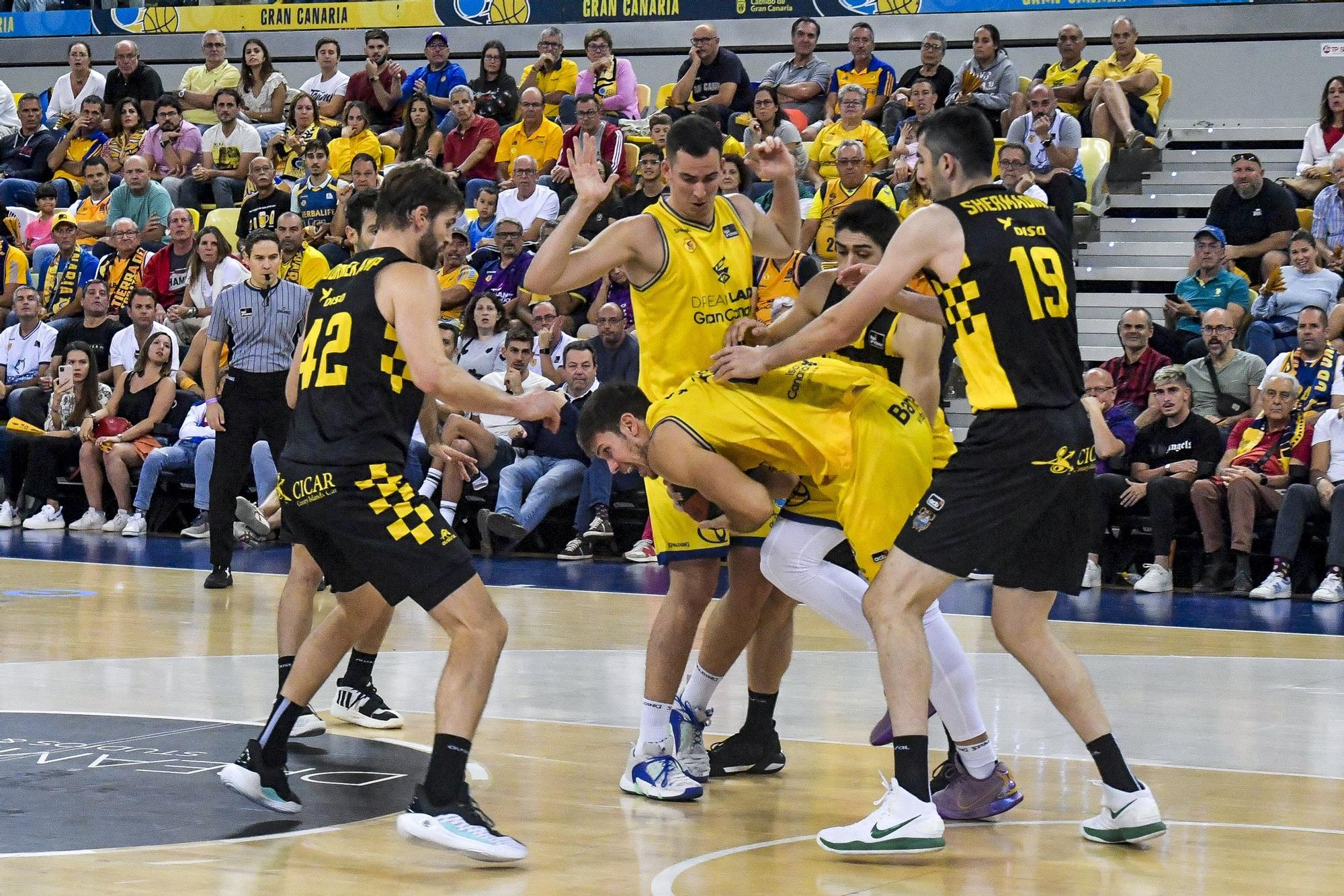 El derbi entre el Dreamland Gran Canaria y el Lenovo Tenerife, en imágenes