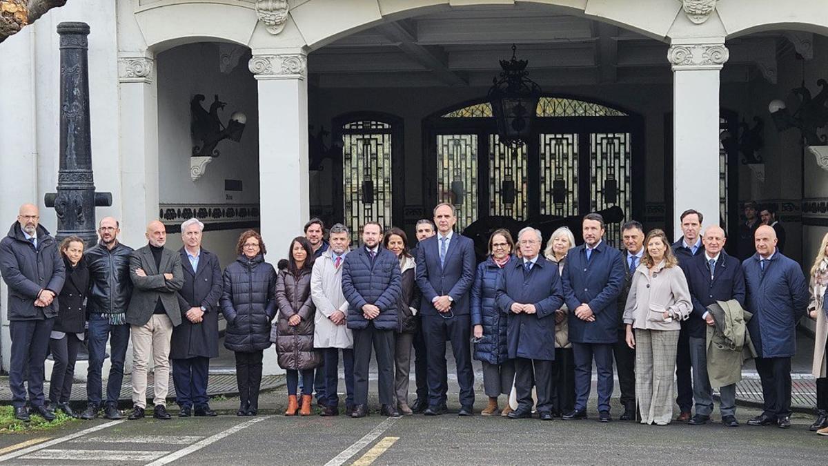 Delegación de CECO, el Ayuntamiento de Córdoba y la Junta con miembros de la Federación Asturiana de Empresarios en la fábrica de Santa Bárbara.