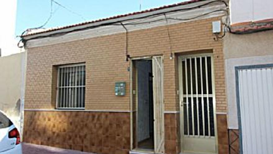120.000 € Venta de casa en Acequión, Los Naúfragos (Torrevieja) 140 m2, 5 habitaciones, 2 baños, 857 €/m2...