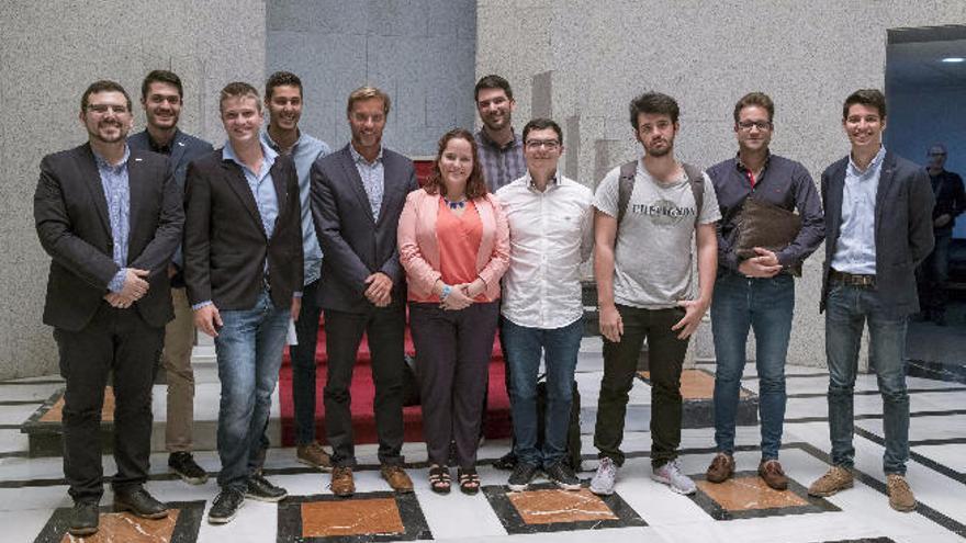 El director general de Universidades, Ciro Gutiérrez, con representantes de alumnos de las universidades canarias.