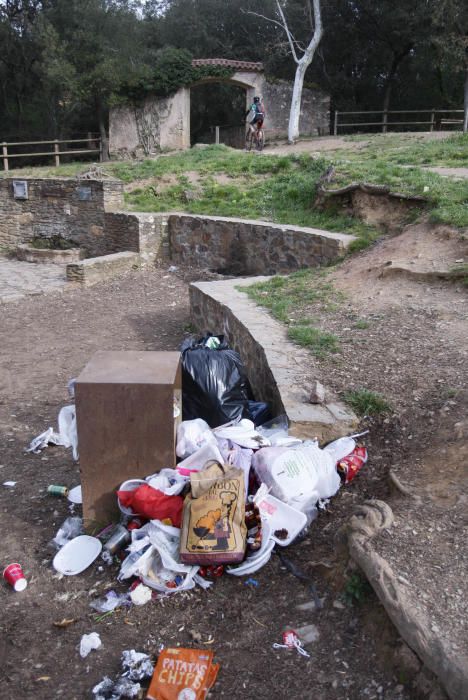 Deixalles escampades per la zona de la font del Ferro, a Sant Daniel