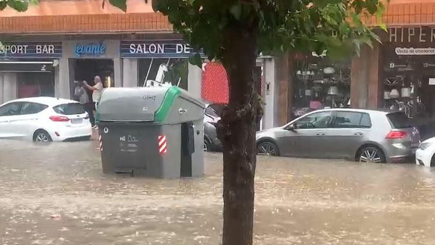 Contenedores arrastrados por la fuerte tormenta en la Región de Murcia
