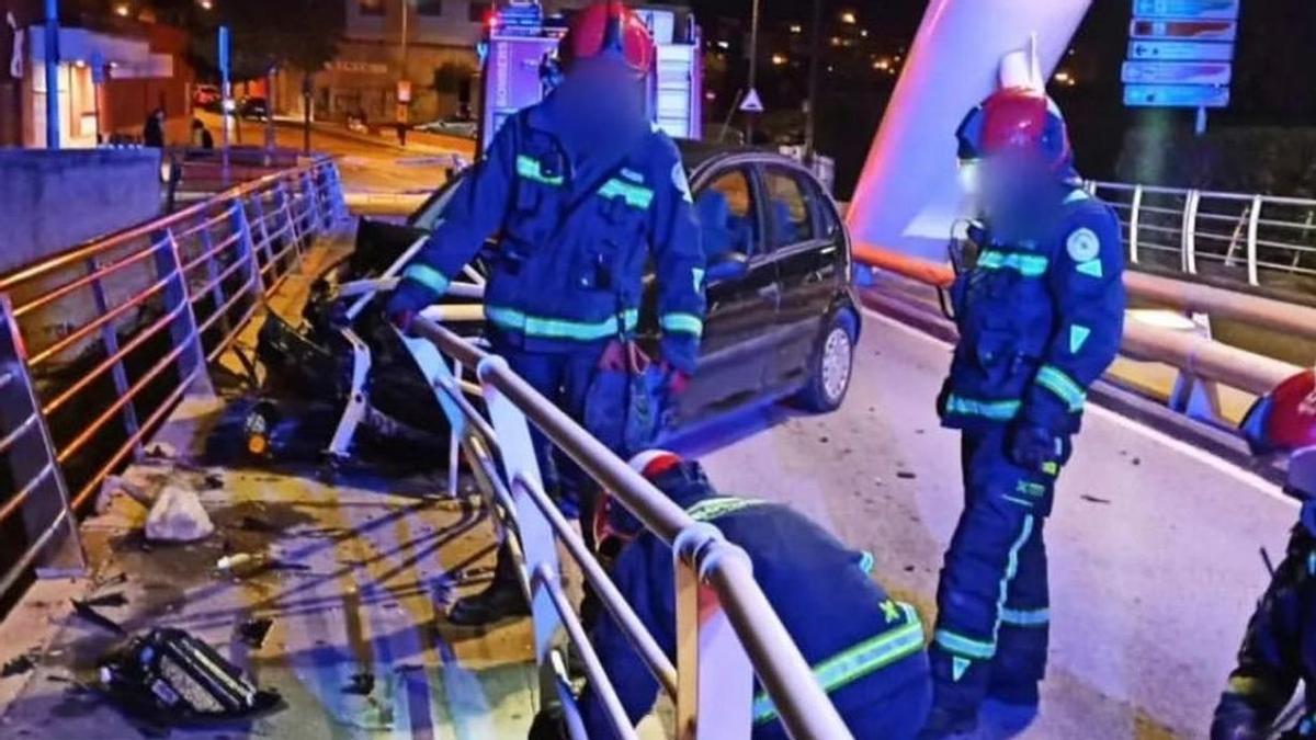 Los bomberos tuvieron que desenganchar el vehículo de la barandilla afectada