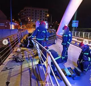 Un conductor ebrio empotra su coche en la barandilla de un puente de Vinaròs