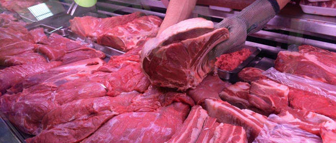 Un carnicero manipula una pieza de carne en un establecimiento del Mercado de Vegueta, ayer.