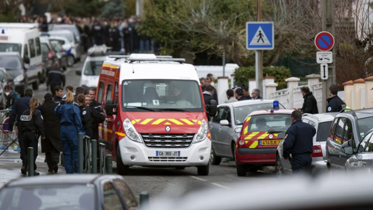 Policías y los servicios de emergencia, en el lugar donde se ha producido el tiroteo, este lunes, en Toulouse.