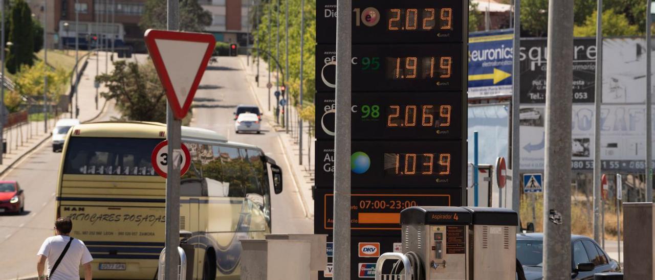 Una gasolinera, antes de la subida del Bolón. |