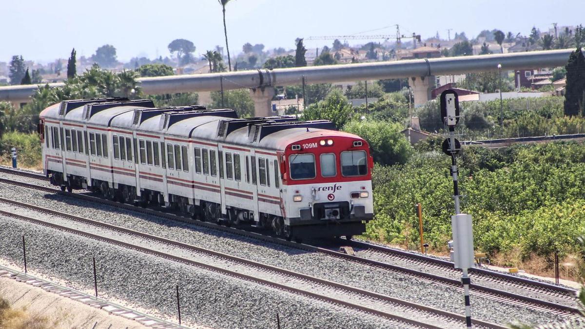 Tren de Cercanías entre Murcia y Alicante. | TONY SEVILLA