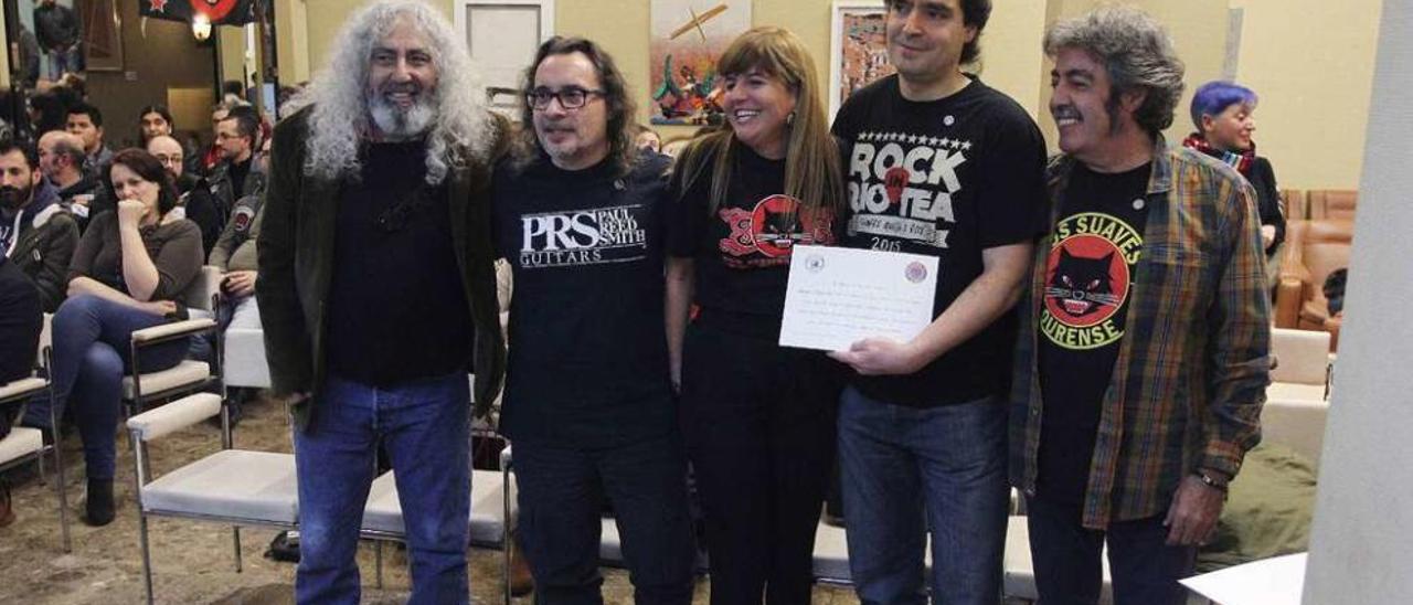 Yosi Domínguez, Alberto Cereijo, Tino Mojón, Charly Domínguez, con la presidenta del Ateneo, Isabel Salgado, en el centro. // Iñaki Osorio