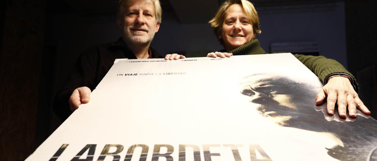 Gaizka Urresti y Paula Labordeta posan con el cartel del documental.