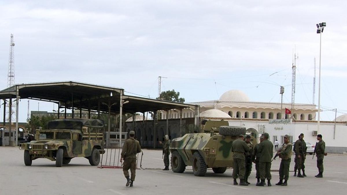 File photo of Tunisian soldiers stand guard at the border crossing at Ras Jdir Ben Guerdane, southeast of Tunis