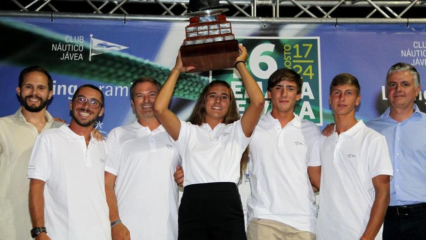 Miñana alzó el trofeo que acredita al equipo como el mejor de la semana de la vela.