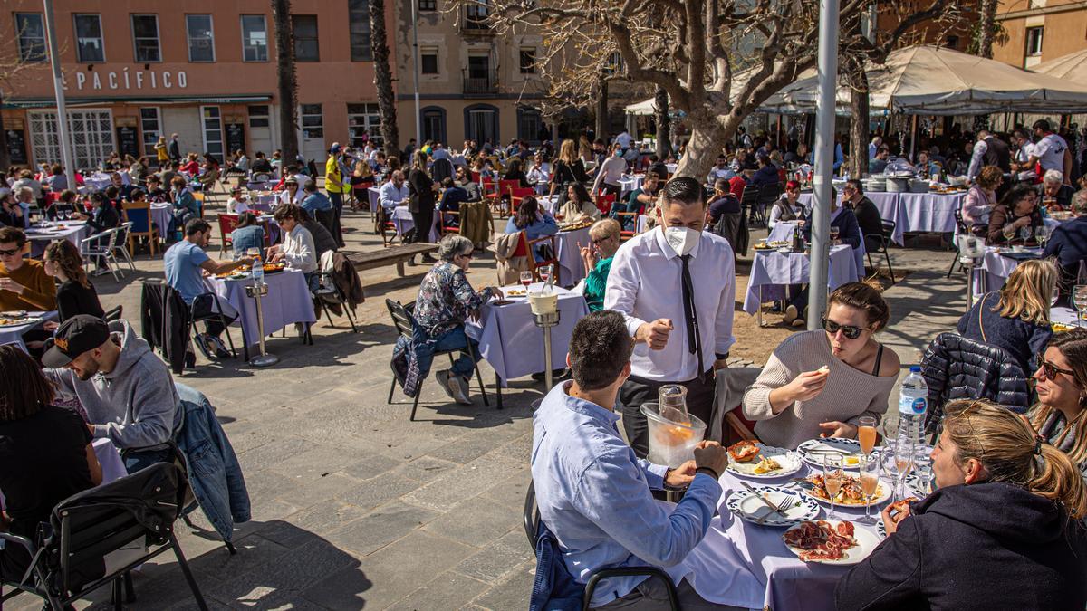 Terrazas llenas de clientes en la Barceloneta, el pasado fin de semana.