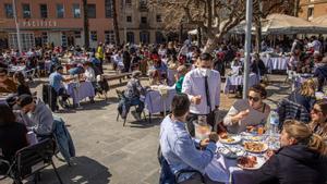 Terrazas llenas de clientes en la Barceloneta, en marzo.