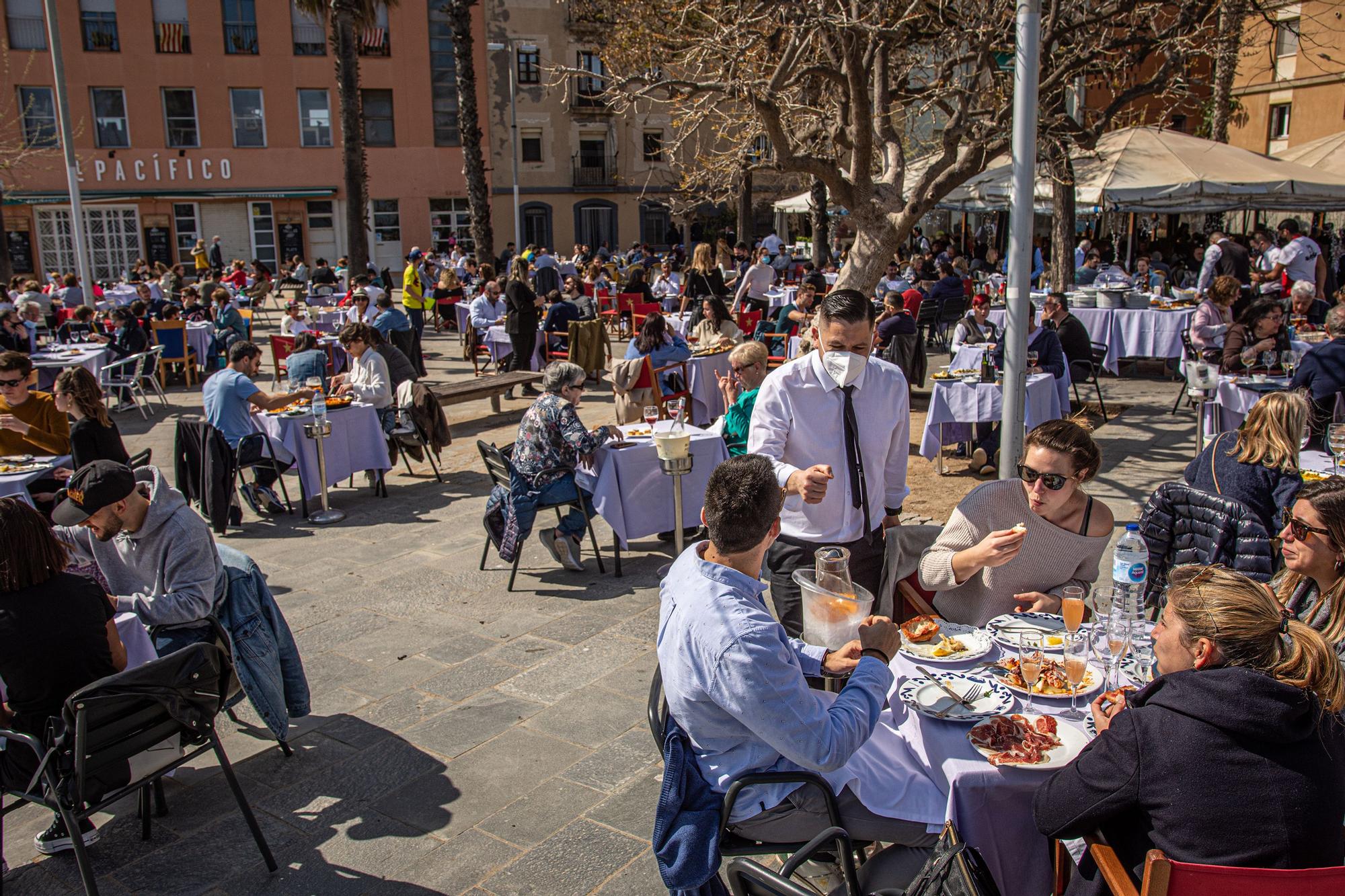 Terrazas llenas de clientes en la Barceloneta, el pasado fin de semana.