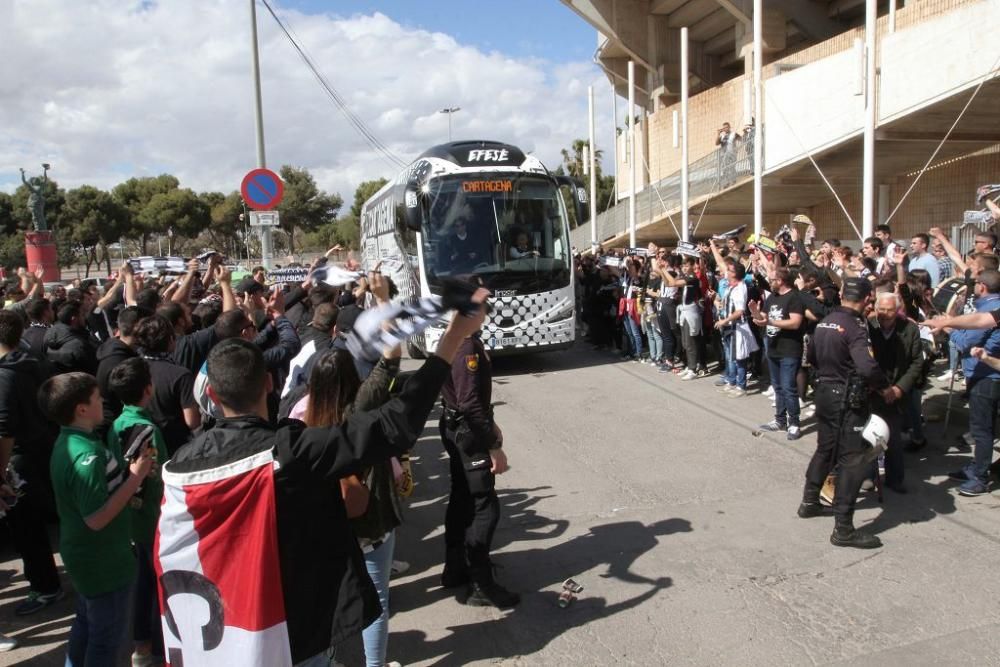 Salida de los jugadores y las peñas del FC Cartagena hacia Murcia para el derbi