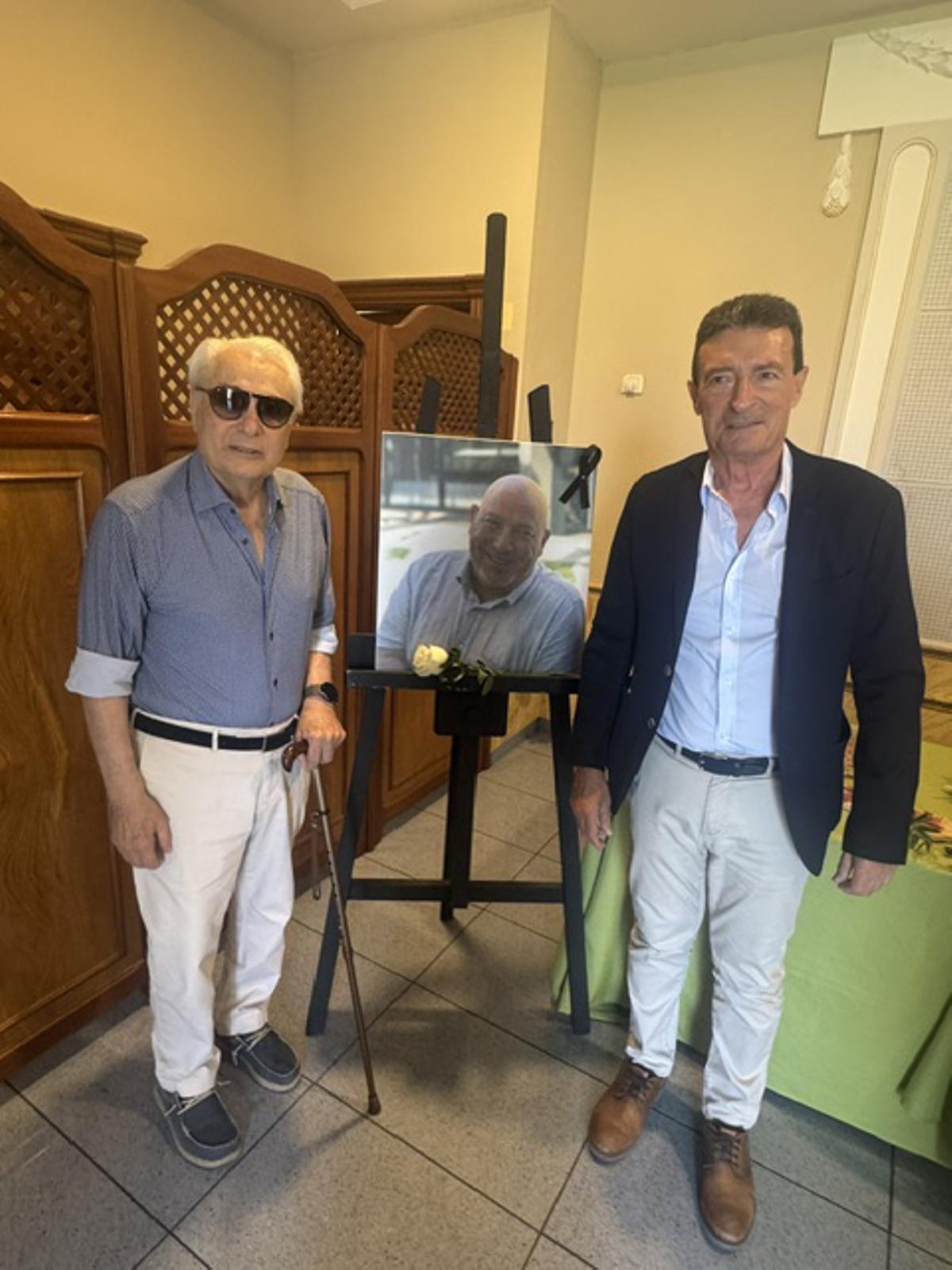 Cristóbal Serrán y Andrés Gonzálvez, junto a una foto de Andrés Molina.
