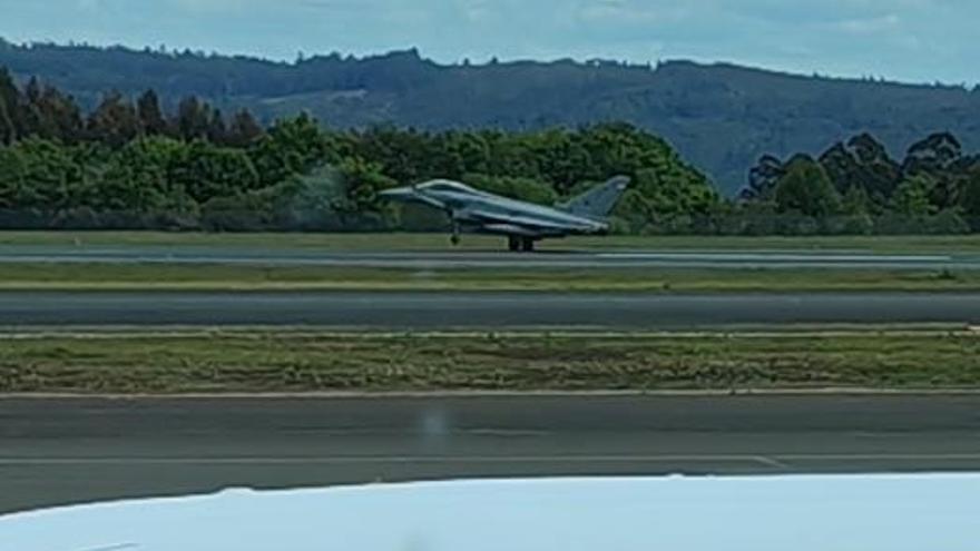 Cuatro cazas Eurofighter sobrevuelan Santiago y realizan maniobras en el Aeródromo Militar de Lavacolla