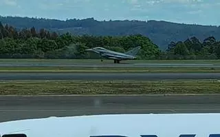 Cuatro aviones Eurofighter sobrevuelan Santiago y realizan maniobras en el Aeródromo Militar de Lavacolla