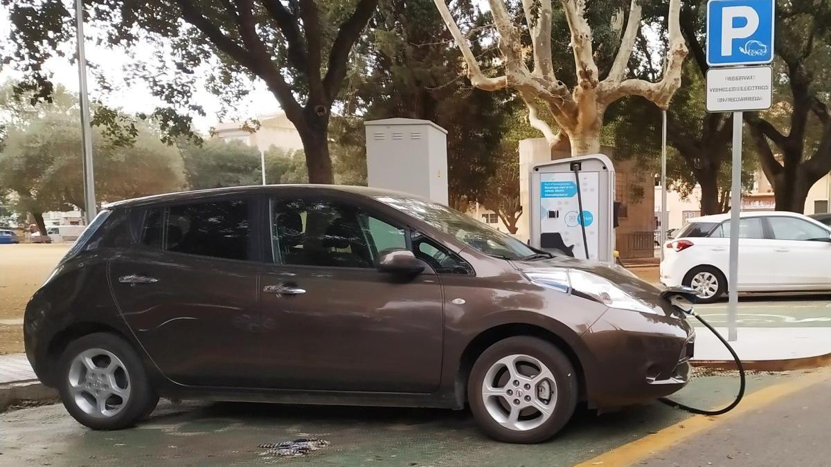 Un vehicle recarregat a la plaça Tarradellas.