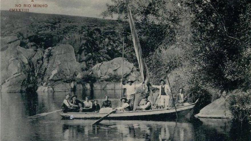 Fotografía de 1928 de una barca cruzando el Miño de Salvaterra a Monçao. // D.P. (Asociación Lazoiro)