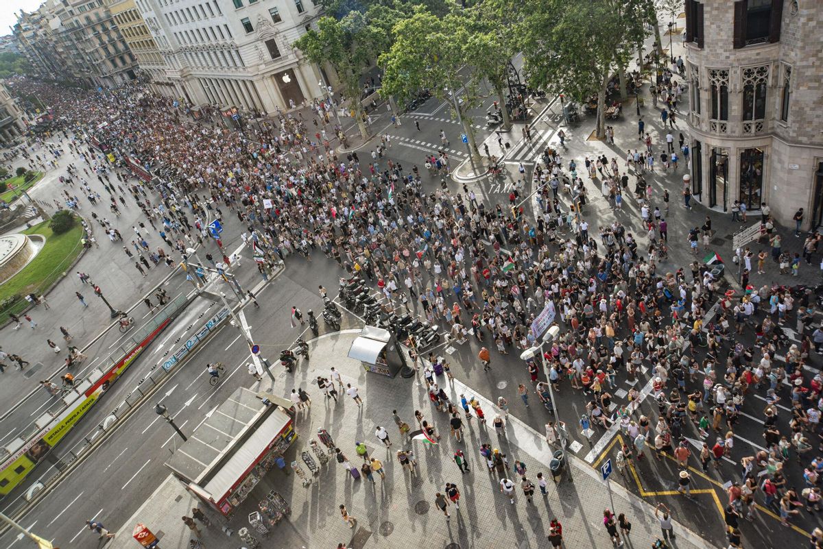 Miles de personasse manifiestan en Barcelona en solidaridad con el pueblo palestino bajo el lema de ¡Basta! Paremos el genocidio en Palestina
